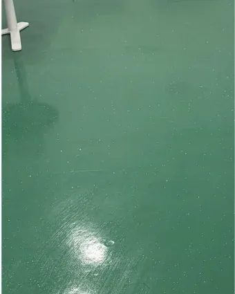 Frisch gereinigter Hartboden in einem Objekt