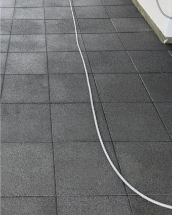 Gereinigte Terrassenplatten
